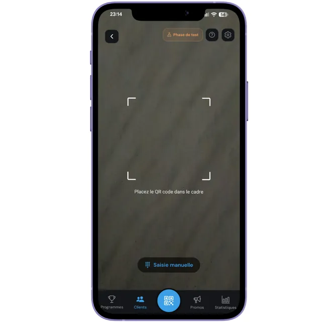 Écran de scan d'Aster : le viseur de l'appareil photo prêt à lire le code QR de la carte d'un client.